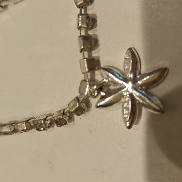 AVON Silvertone & Pink Rhinestones Flower Charm 8 1/2" Bracelet - Picture 6 of 6